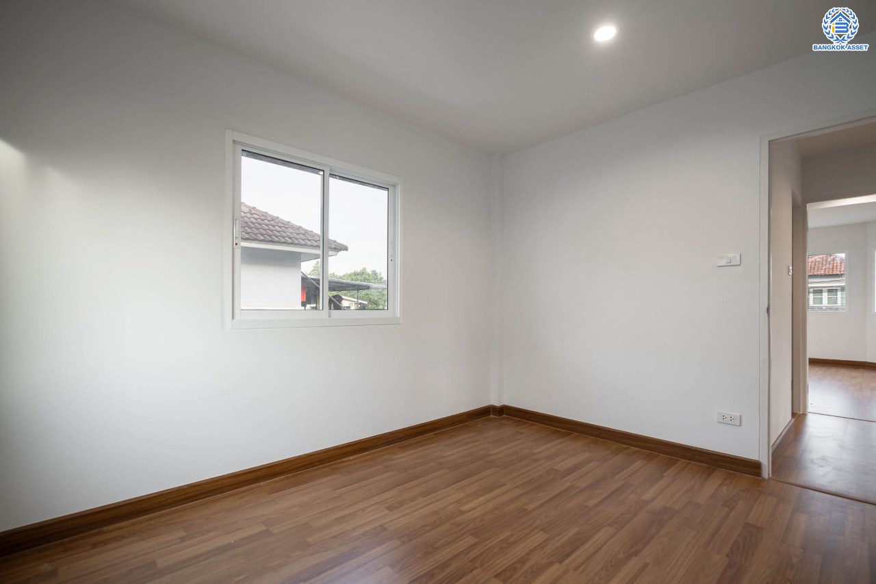 บ้านมือสองตกแต่งใหม่ โครงการ ชวนชื่น เรสซิเด้นซ์พาร์ค2 วัชรพล เนื้อที่ 53.1 ตร.ว. ฟังก์ชัน 3 ห้องนอน 2 ห้องน้ำ จอดรถได้ 1 คัน บนทำเลเชื่อมต่อหลายเส้นทาง ถ.รามอินทรา ถ.สายไหม และ ถ.พหลโยธิน ใกล้สนามบินดอนเมือง ทางด่วน "รามอินทรา-วงแหวนรอบนอก" และรถไฟฟ้าสายสีชมพู "สถานีคูคต"